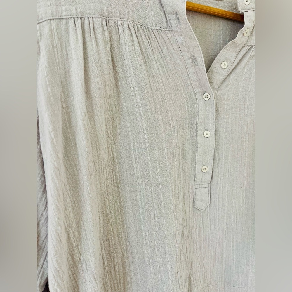 Carly Jean Los Angeles Textured Top - Picture 2 of 3